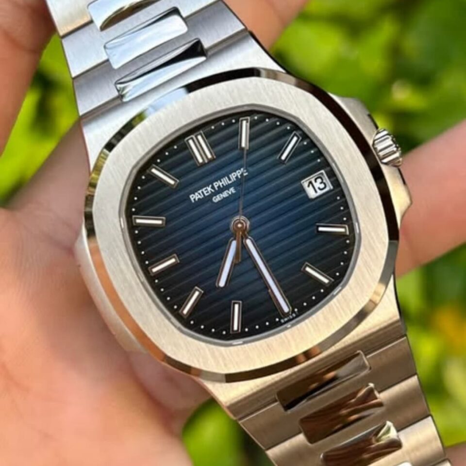 Patek Philippe Nautilus 5811/1G Blue Dial (Front View)