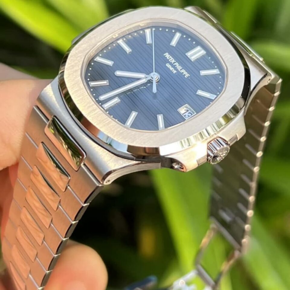 Patek Philippe Nautilus 5811/1G Blue Dial (Side View)